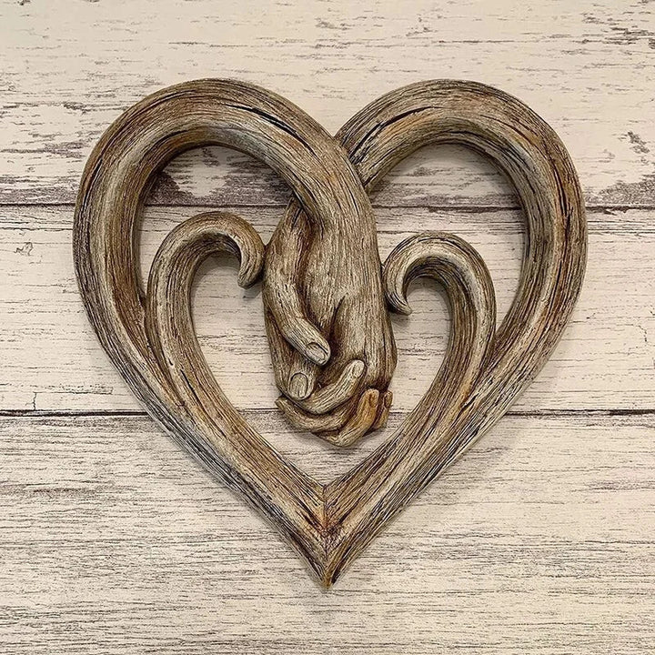 Herzförmige Holzskulptur mit ineinander greifenden Händen, rustikales Design, Wanddekoration.