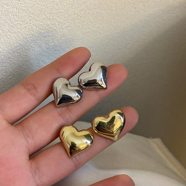 Silberne und goldene Herz-Ohrringe, minimalistisches Design, eleganter Schmuck für Damen.