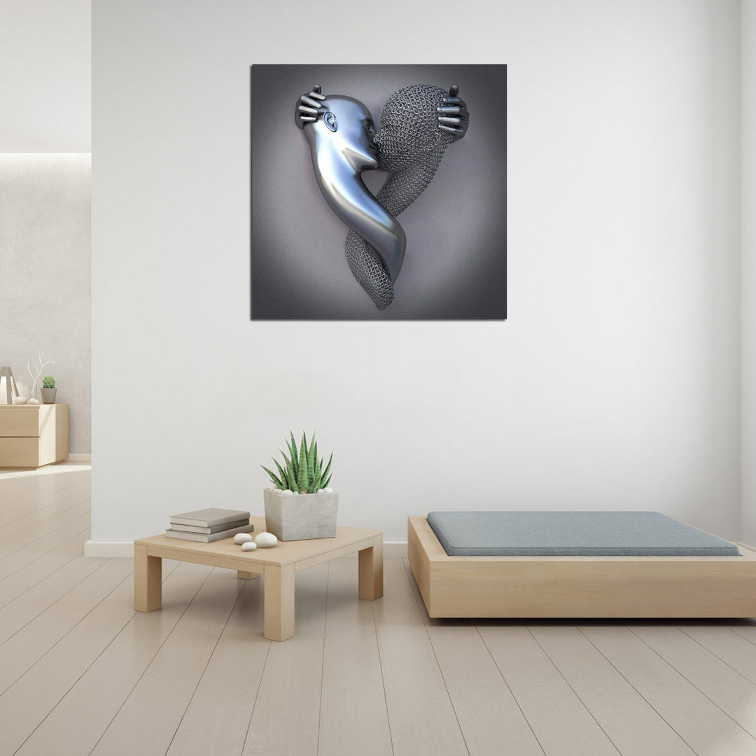 Abstrakte Skulptur an Wand, silber und schwarz, modernes Wohnzimmer, minimalistische Einrichtung.