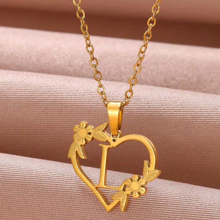 Goldene Herz-Halskette mit Blumen, Buchstabe L, eleganter Schmuck, Damenaccessoire.