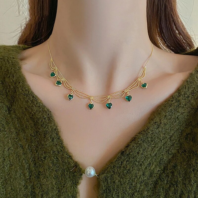 Goldene Halskette mit grünen Kristallherzen, romantisches Design, Damenmode, Party-Schmuck.