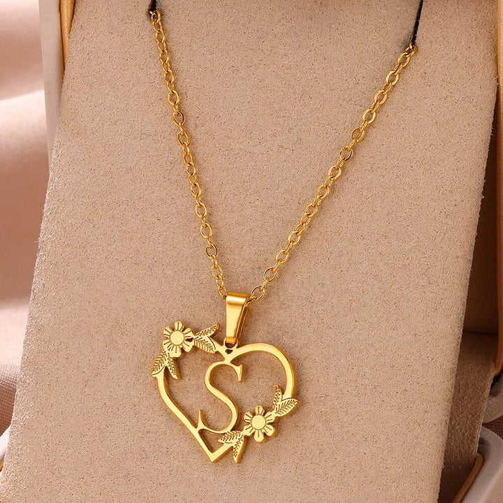 Goldene Herz-Halskette mit Blumen und Buchstaben, eleganter Schmuck für Damen.