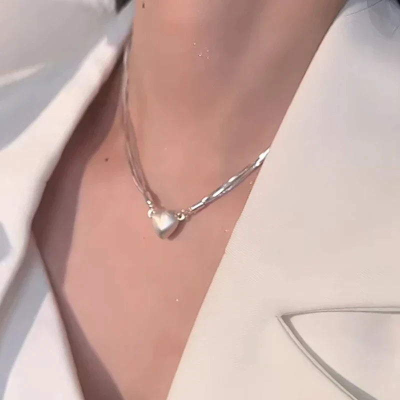 Silberne Herz-Halskette, elegantes Design, Damenmode-Schmuck, glänzend, stilvoll.