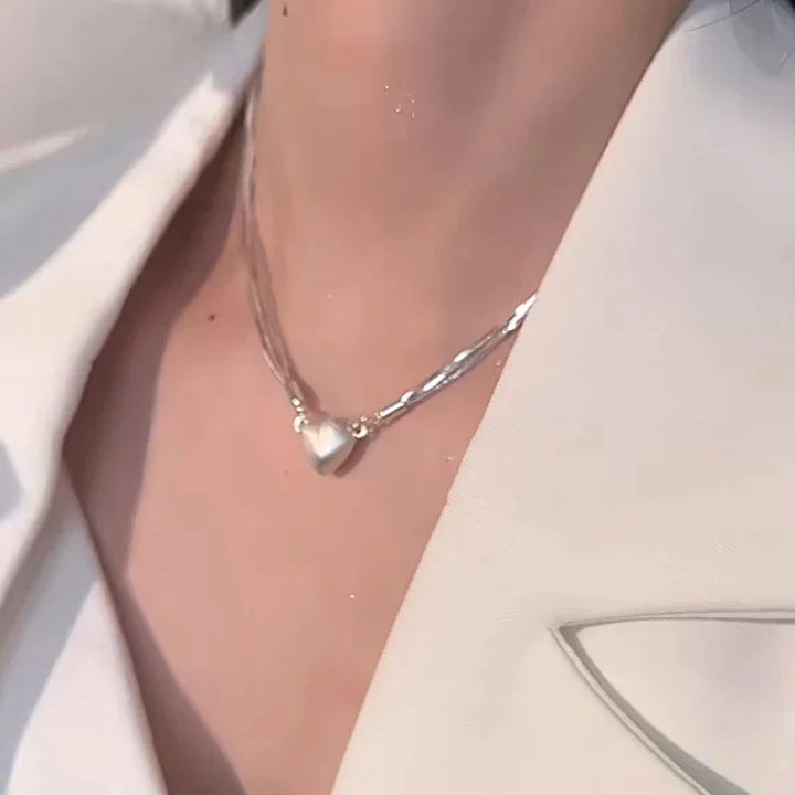 Silberne Herz-Halskette, elegantes Design, Damenmode-Schmuck, glänzend, stilvoll.