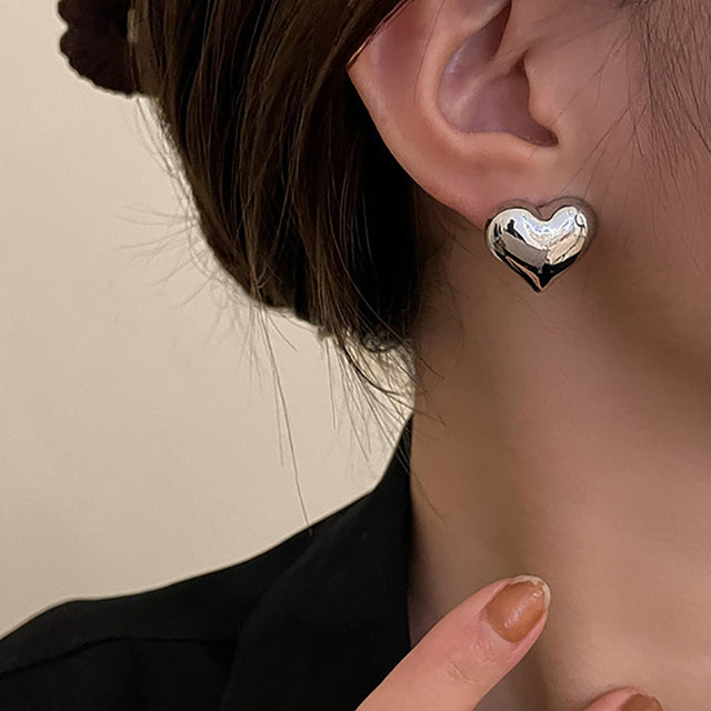 Silberne Herz-Ohrringe, minimalistisch, elegant, Damen-Schmuck, modisch, Geschenkidee.