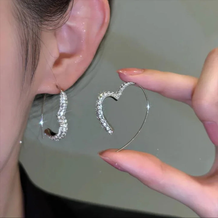 Herzförmige Ohrringe, silber, mit Strasssteinen, elegant, modisch, Damen-Schmuck, Geschenkidee.