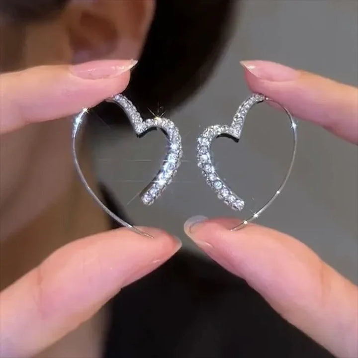 Herzförmige Ohrringe, Silber, mit Strasssteinen, eleganter Schmuck, modisches Accessoire.