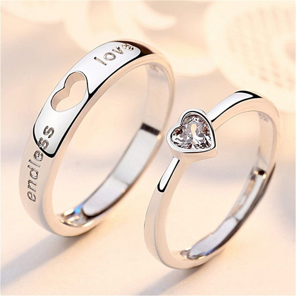 Silberne Partnerringe mit Herzdesign und Gravur "endless love", ideal als Verlobungsringe.