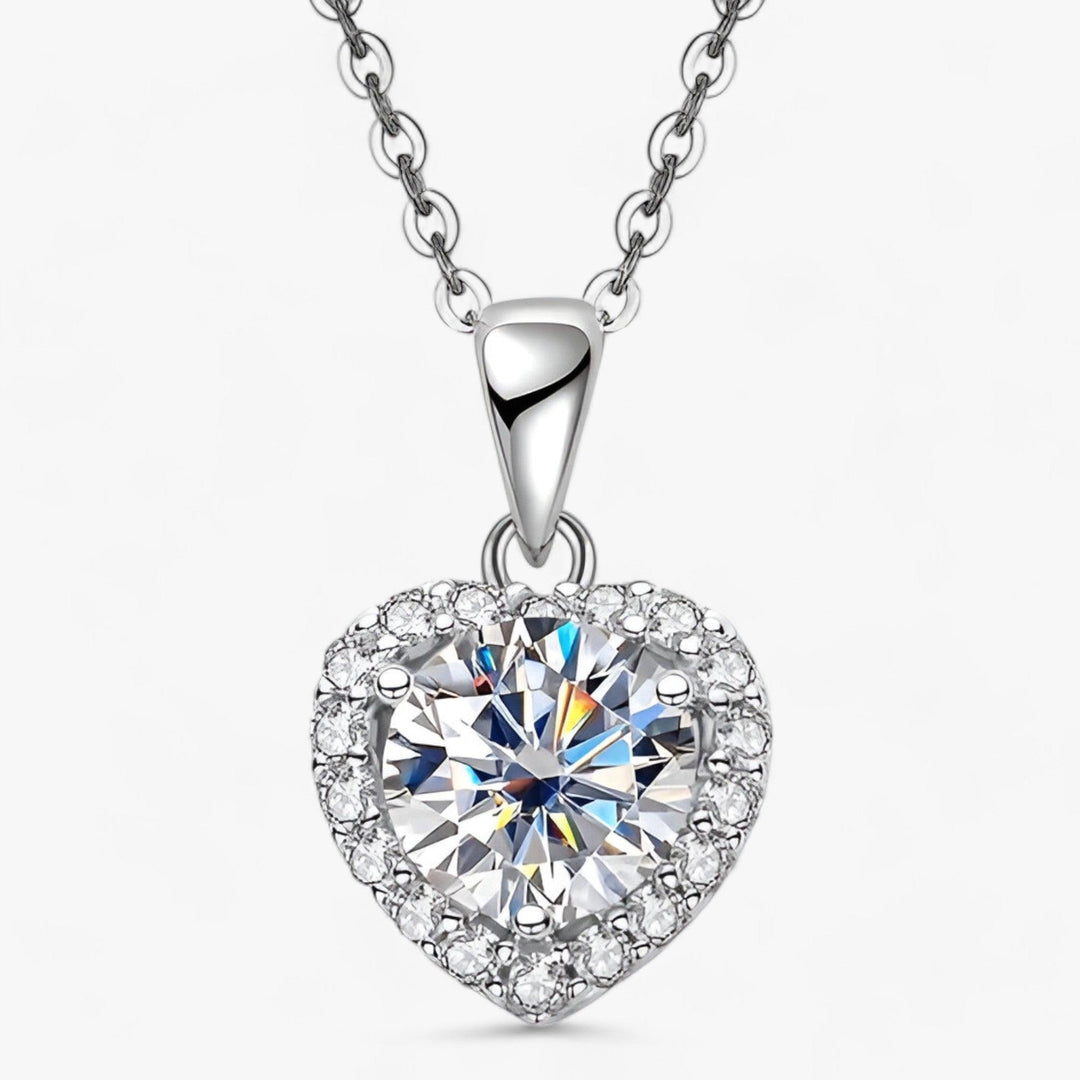 Herzförmiger Diamantanhänger aus Silber mit Kette, funkelnder Schmuck, elegantes Design.