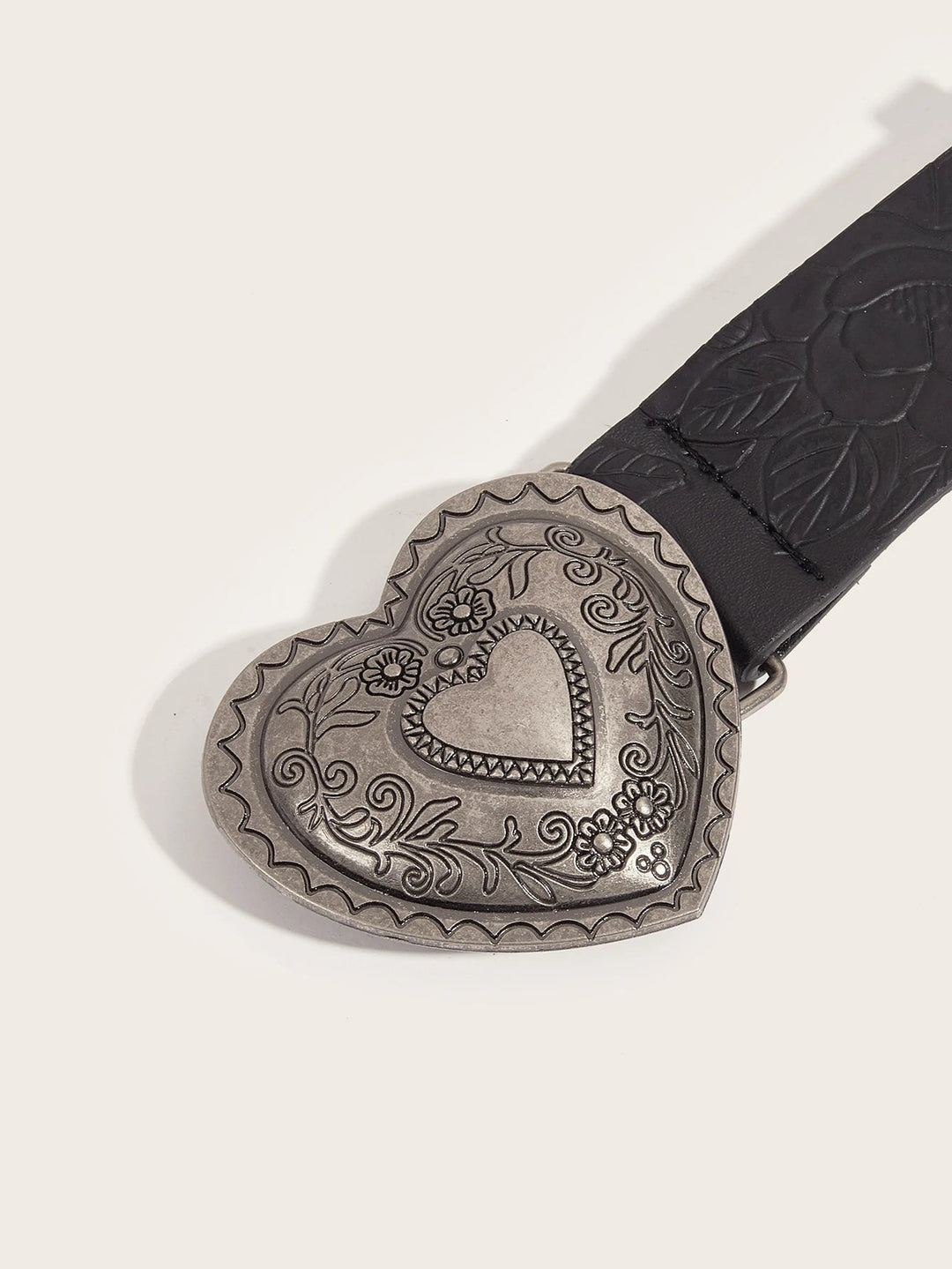 Schwarzer Ledergürtel mit herzförmiger, silberner Schnalle, Blumenmuster, Damenmode.