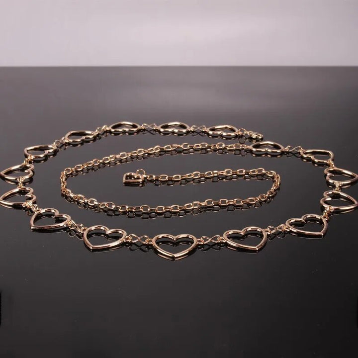 Goldene Herz-Halskette, elegantes Schmuckdesign, modisches Accessoire, Damenmode.