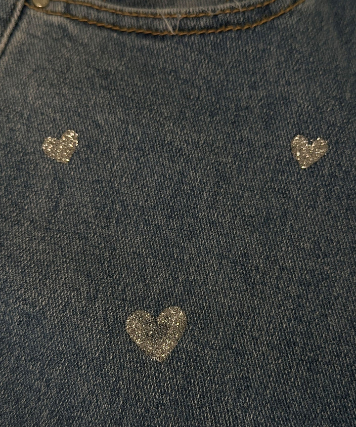 Dunkelblauer Jeansstoff mit glitzernden Herzmotiven, modisch, stilvoll, Textildesign.