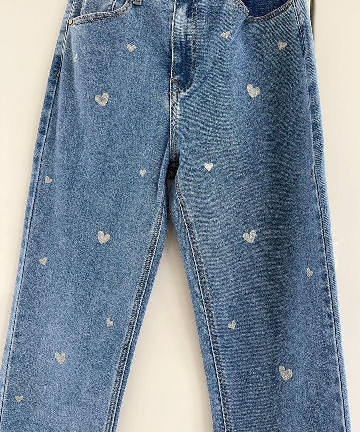 Blaue Jeans mit weißen Herzmustern, Damenmode, lässiger Stil, Denim-Hose.