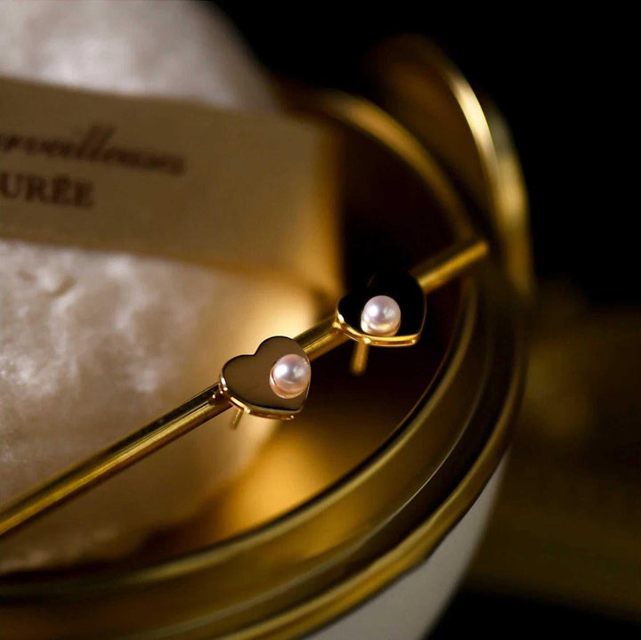 Goldene Herz-Ohrringe mit Perlen, eleganter Schmuck, luxuriöses Design, Geschenkidee.