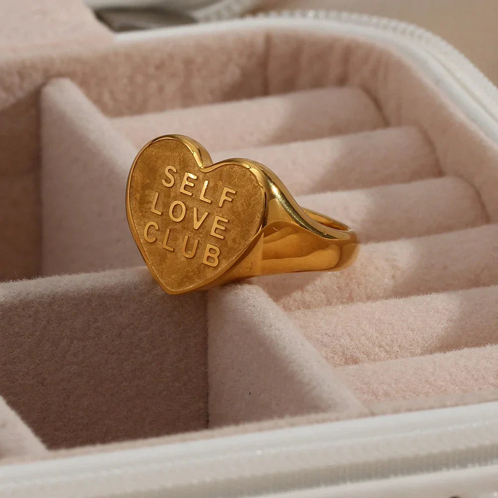Goldener Herzring "Self Love Club" in Schmuckbox, modisch, elegant, Geschenkidee.