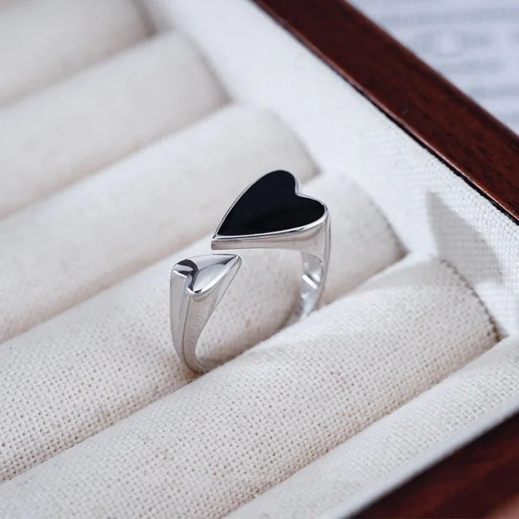 Silberring mit schwarzem Herz, Damenring, eleganter Schmuck, Geschenkidee, modisch, stilvoll.