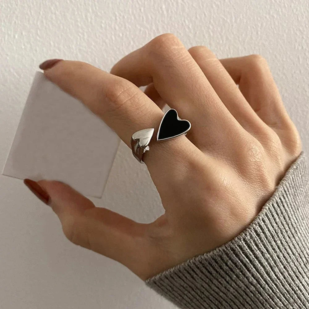Silberring mit schwarzem Herz, verstellbar, Damenmode, eleganter Schmuck, Geschenkidee.