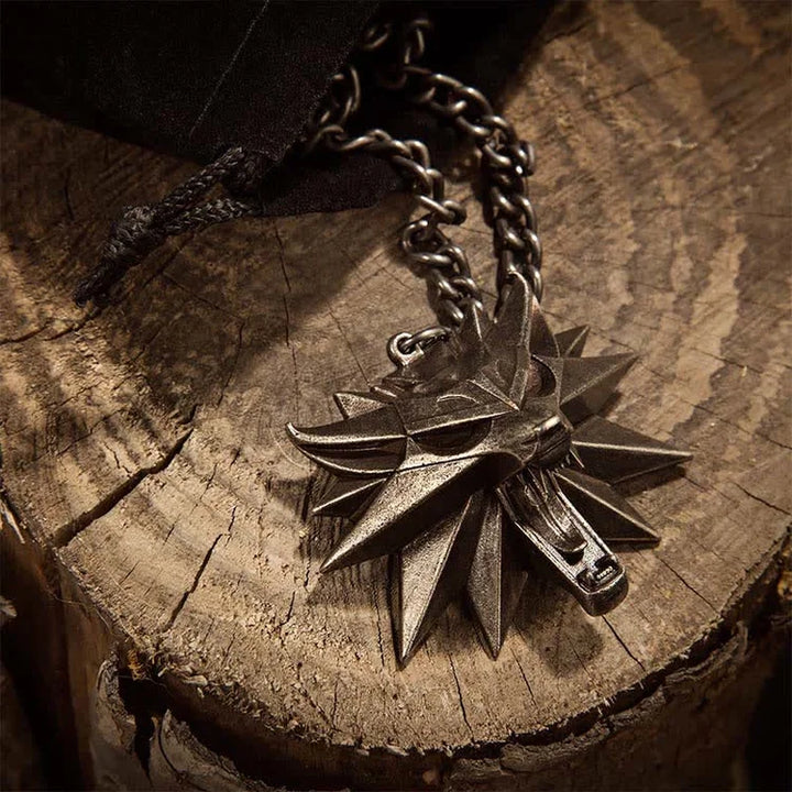 Silberne Wolfskopf-Halskette auf Holz, mittelalterliches Design, Schmuck für Fantasy-Fans.