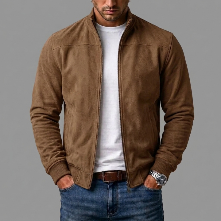 Hnědá semišová bomber bunda se stojáčkem a žebrovanými manžetami, na modelovi s bílým tričkem, hnědým páskem a džíny. 4