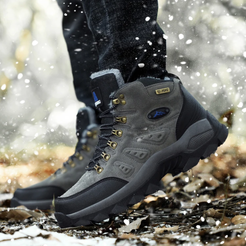 Grauer Wanderschuh aus Leder, wasserdicht, rutschfest, ideal für Outdoor-Aktivitäten im Winter.