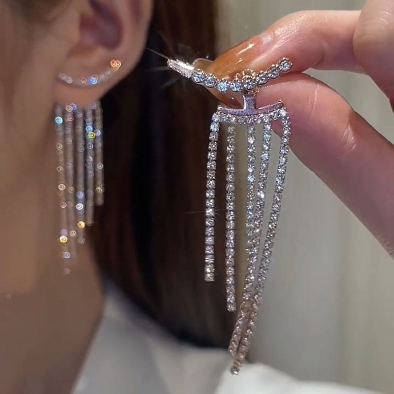 Funkelnde, lange Ohrringe mit Strasssteinen, elegantes Schmuckdesign, glamouröses Accessoire.