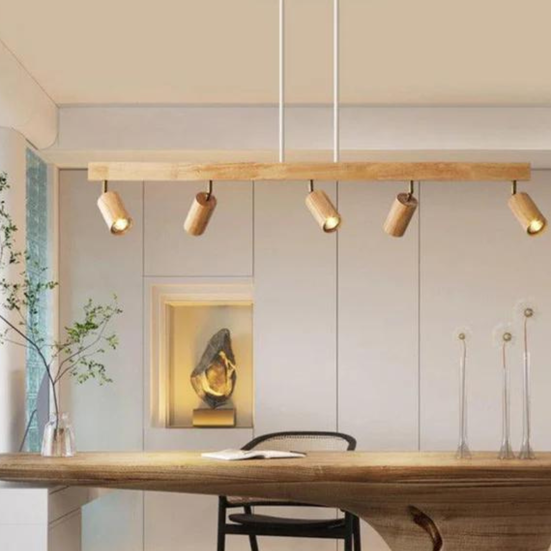 Moderne Holz-Pendelleuchte mit fünf verstellbaren Spots über Esstisch in minimalistischem Raum.
