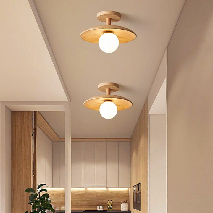Moderne Deckenleuchte aus Holz mit rundem Design in Küche, energiesparend, warmes Licht.