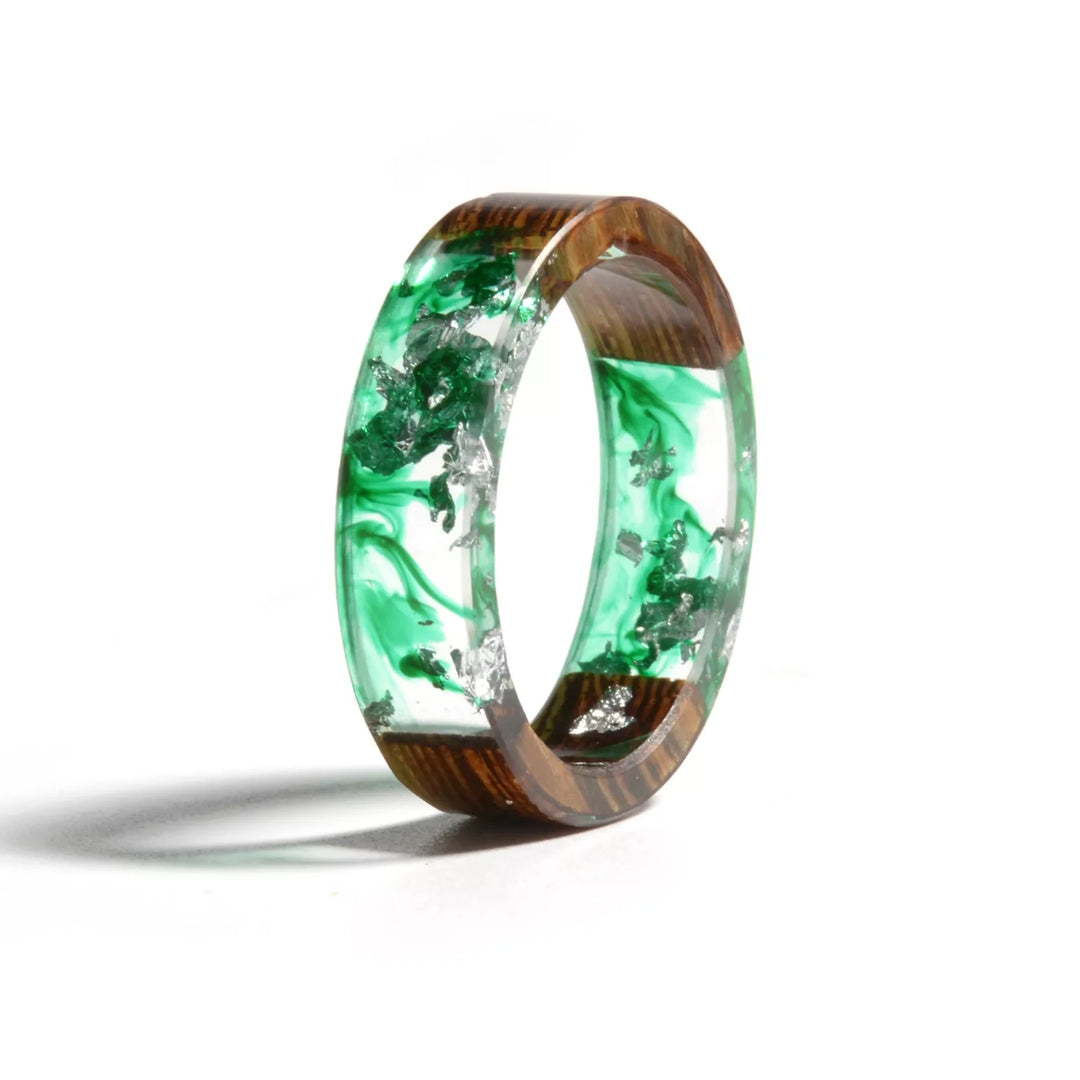 Holzring mit grünem Harz und Kristallen, handgefertigt, einzigartiges Schmuckdesign, Unisex.