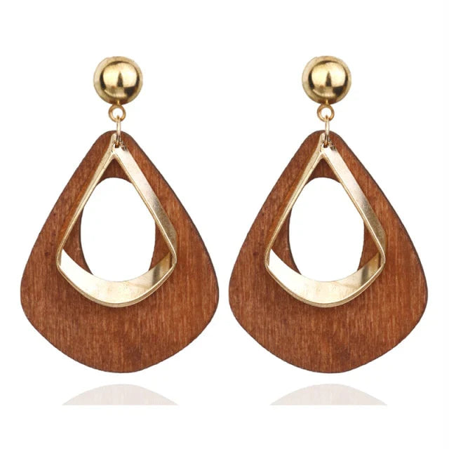 Braune Holzohrringe mit goldenen Akzenten, modisches Accessoire, geometrisches Design.
