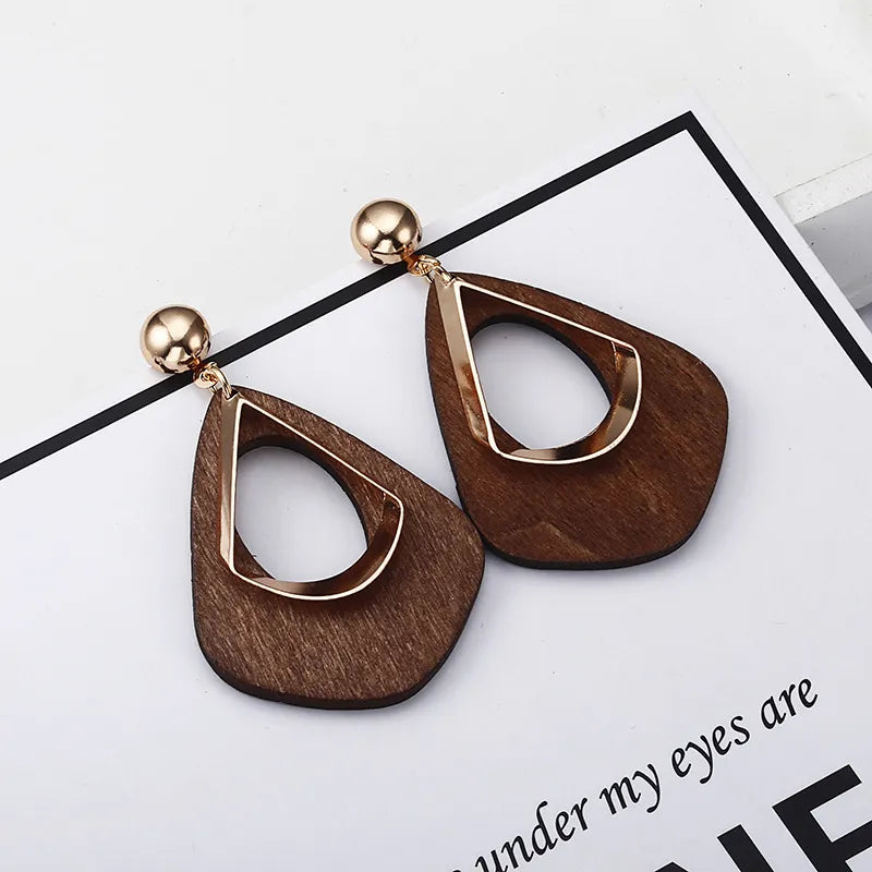 Holzohrringe mit goldenen Akzenten, geometrisches Design, modisch, Damenaccessoire.