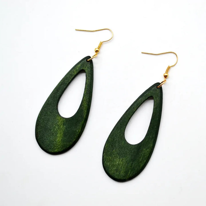 Grüne Holzohrringe, tropfenförmig, mit goldenen Haken, handgefertigter Schmuck, modisch.