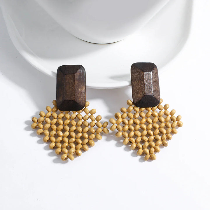 Holzohrringe mit gelben Perlen, geometrisches Design, handgefertigt, modisch, Damenaccessoire.