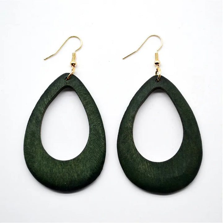 Grüne Holzohrringe, tropfenförmig, mit goldenen Haken, modisches Accessoire.
