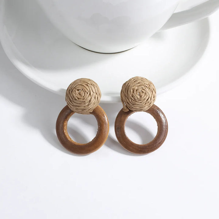 Holzohrringe mit rundem Design, handgefertigt, braun, natürliche Materialien, Modeschmuck.