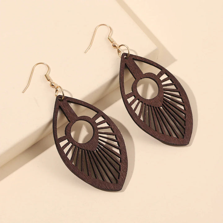 Holzohrringe, oval, dunkelbraun, filigranes Design, Hakenverschluss, Modeschmuck, Damen.