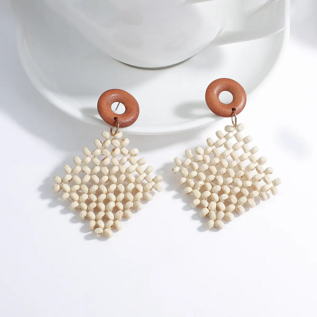 Holzohrringe mit quadratischem Perlenmuster, handgefertigt, Boho-Stil, beige und braun.