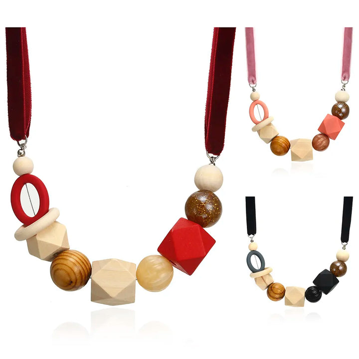 Bunte geometrische Holzperlenkette mit rotem Band, handgefertigter Schmuck, modisches Accessoire.