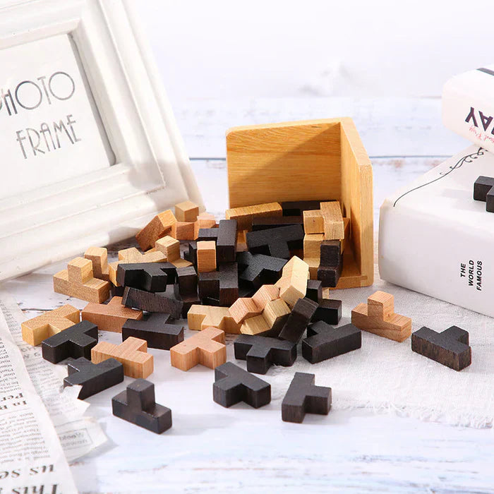 Holz-Puzzle-Teile in Schwarz und Natur, verstreut auf Tisch, mit Holzbox und Bilderrahmen.