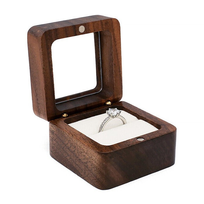 Offene Holz-Ringbox mit Diamantring, elegantes Design, Schmuckaufbewahrung, Verlobungsgeschenk.