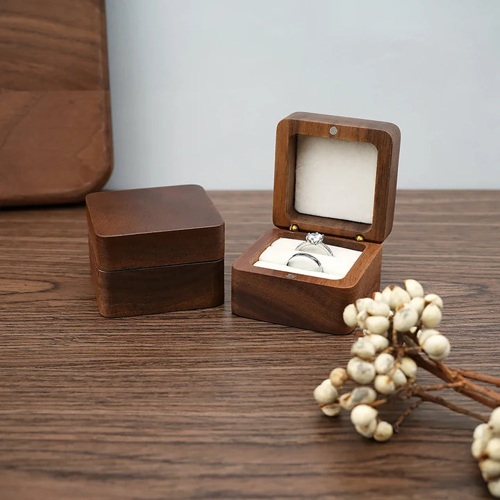 Holz-Ringbox mit Diamantring, Walnussholz, Schmuckaufbewahrung, elegantes Design, Geschenkidee.