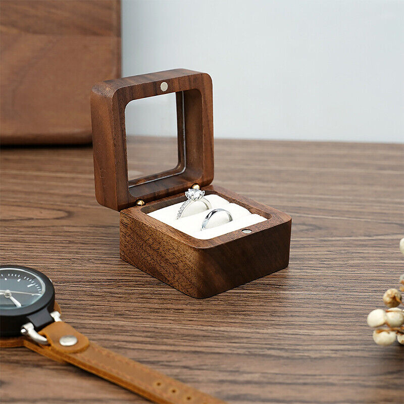 Offene Holz-Ringbox mit Verlobungsring, Holzkiste, Schmuckaufbewahrung, elegantes Design.