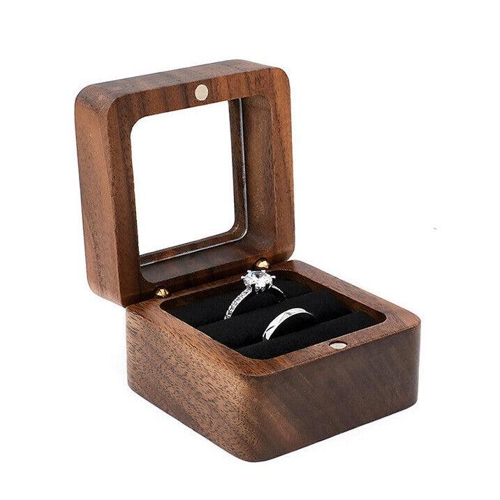 Offene Holz-Ringbox mit Verlobungsring, Silber, Diamant, schwarzes Samtfutter, elegant, Geschenk.