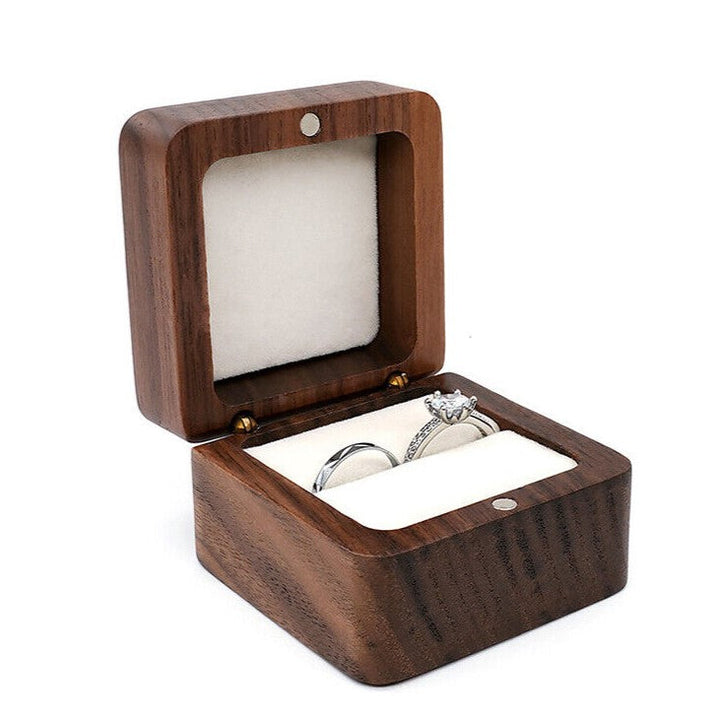 Holz-Ringbox mit zwei Ringen, Verlobungsring, Schmuckaufbewahrung, elegantes Design.