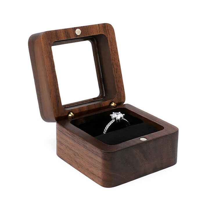Offene Holz-Ringbox mit Diamantring, Schmuckaufbewahrung, Verlobung, Geschenkbox.
