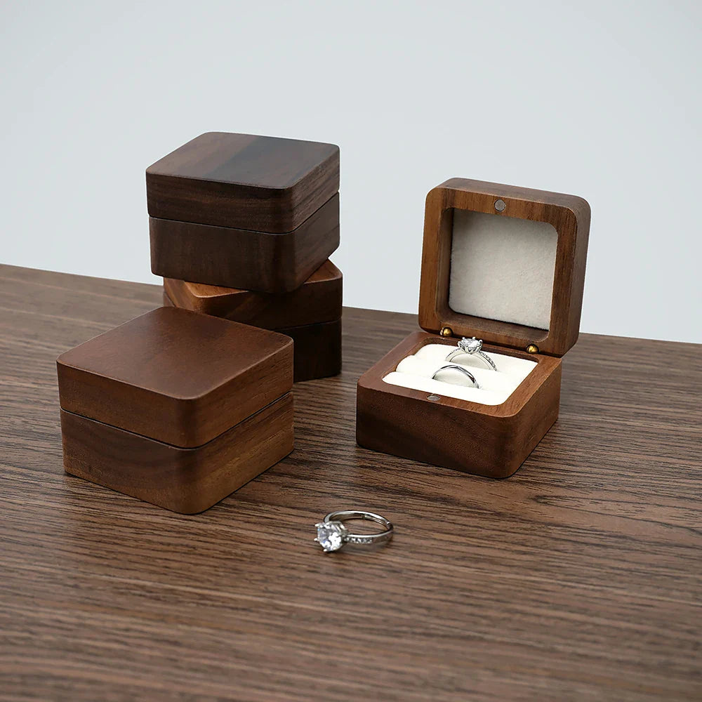 Holzringbox mit Diamantring, Schmuckaufbewahrung, edles Design, Geschenkverpackung, Hochzeit