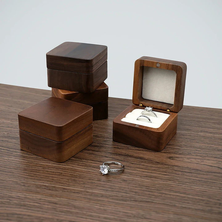 Holzringbox mit Diamantring, Schmuckaufbewahrung, edles Design, Geschenkverpackung, Hochzeit