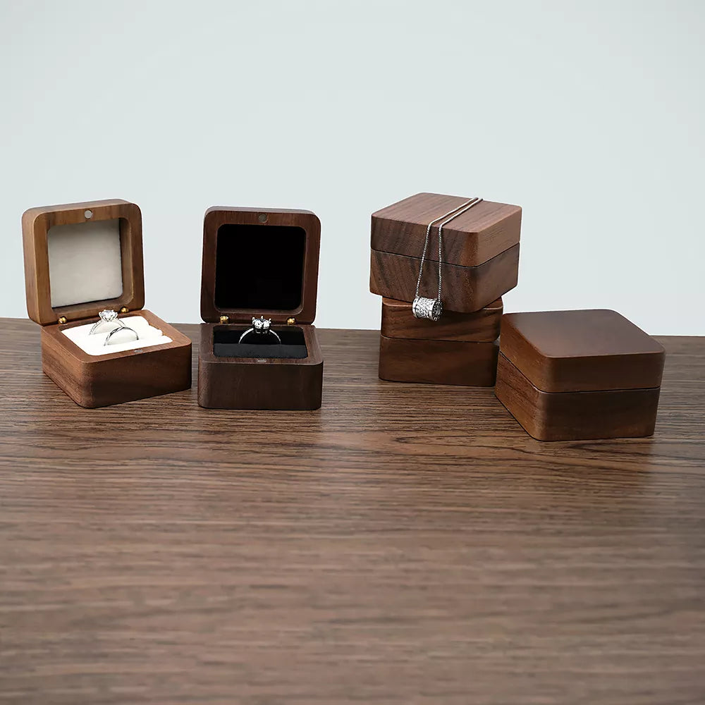 Luxuriöse Holz-Ringboxen mit Schmuck, elegantes Design, ideal für Verlobungsringe, Geschenkbox.