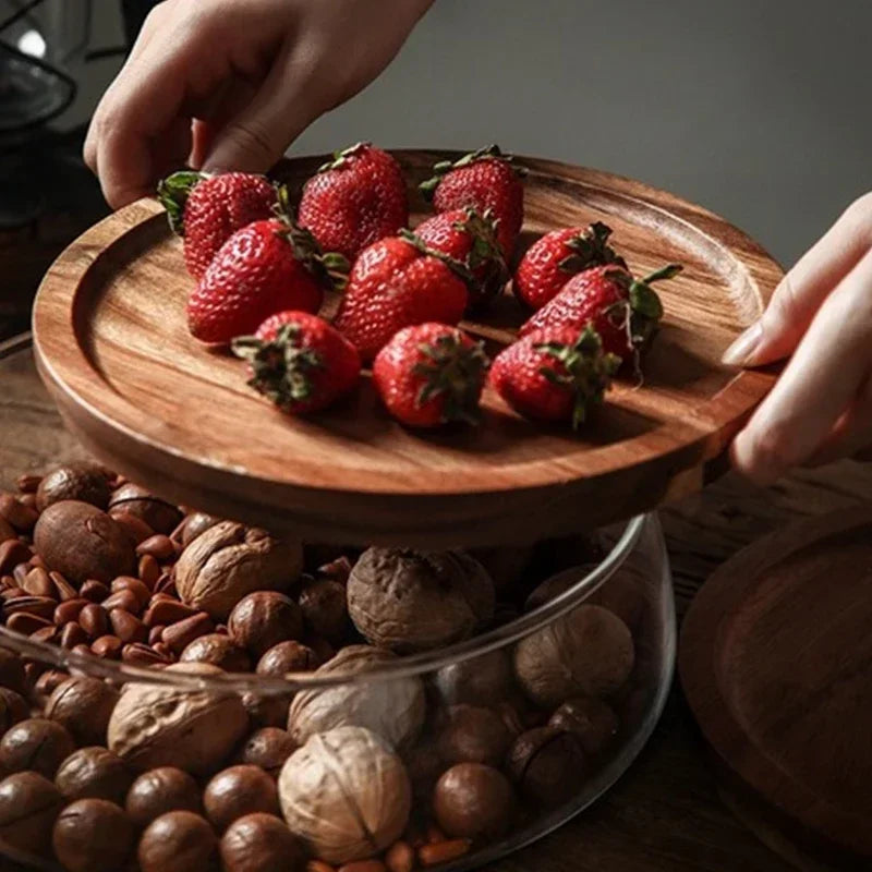 Holztablett mit frischen Erdbeeren, Glasbehälter mit Nüssen, Küchenzubehör, rustikales Design.