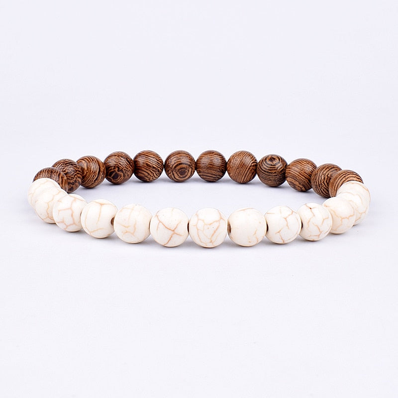 Armband aus Holz und weißen Perlen, handgefertigt, Unisex-Schmuck, Naturmaterialien.