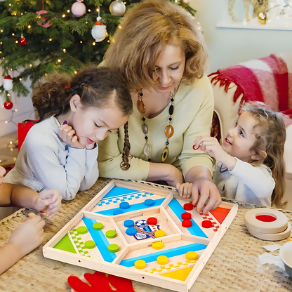 Familie spielt Brettspiel aus Holz, Weihnachten, Kinder, Mutter, bunte Spielfiguren, festliche Dekoration.